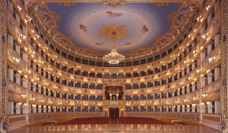 1920px-La_Fenice_Opera_House_from_the_stage - copie