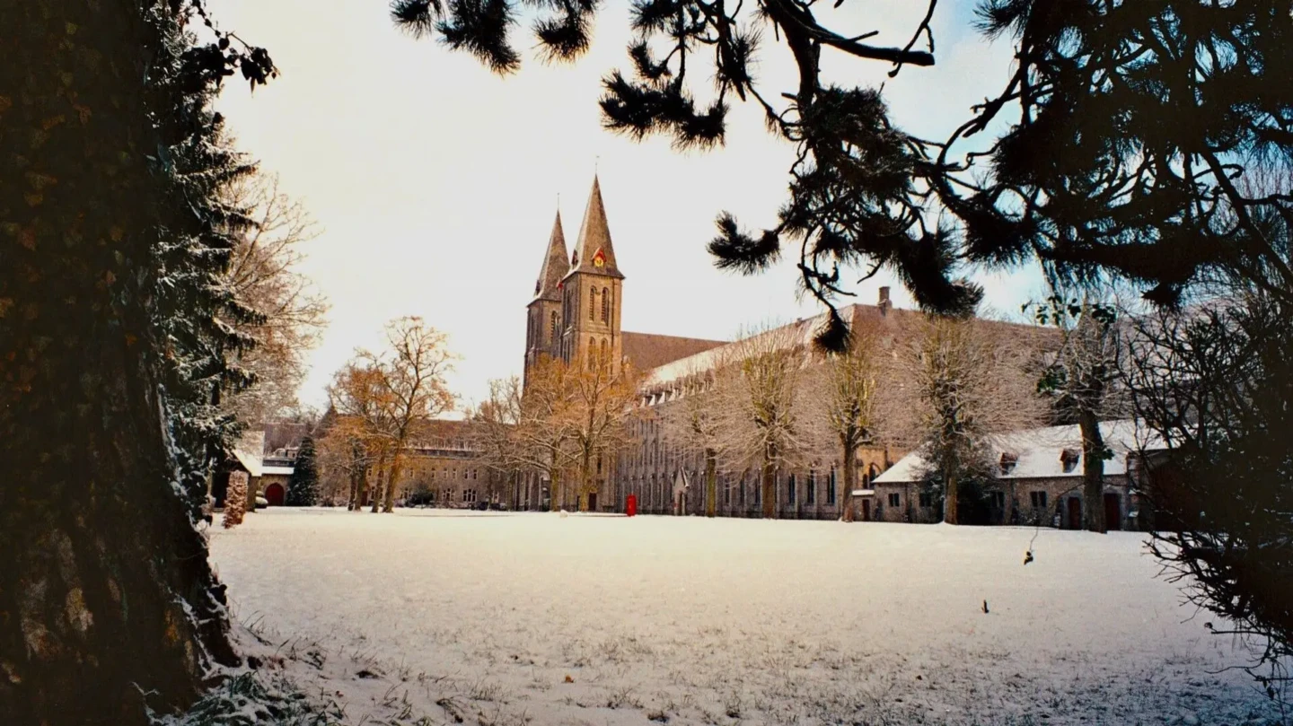 © Gérald Decoster : Maredsous sous la neige.