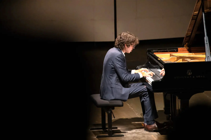 Lucas-Debargue-7-©-Christophe-Grémiot-2020.jpg - copie